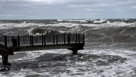 Hohe-Wellen-an-den-Felsen-der-Küste-brechen.-Stürmisches-Wetter-am-Meer-mit-big-Wave-am-Wellenbrecher-brechen.