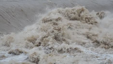 El-río-Serio-hinchado-después-de-fuertes-lluvias.-Provincia-de-Bérgamo,-Italia-norteña