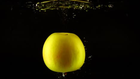 Äpfel-in-Wasser-fallen.-Slow-Motion.