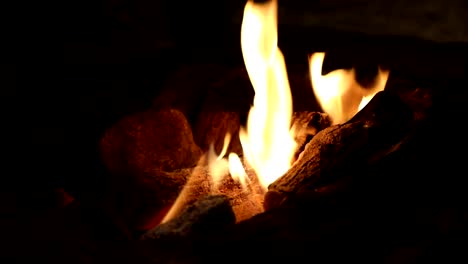 Brennholz-im-Kamin-Closeup,-Feuer-und-Flammen-brennen