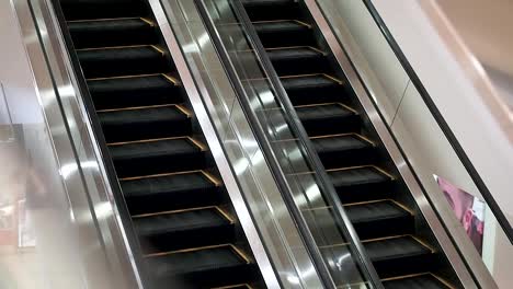 Escalera-vacía-en-el-centro-comercial,-que-funciona