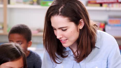 Lehrer-und-Mädchen-in-der-Grundschule-Klasse-mit-Tablet-PCs