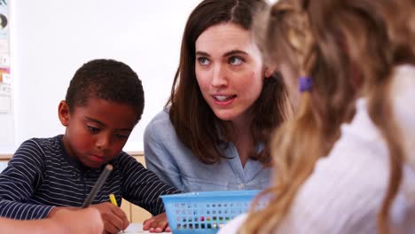 Lehrer-im-Gespräch-mit-Kindern-im-Kunstunterricht-der-Grundschule