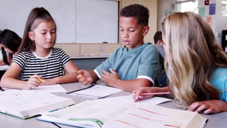 Tres-alumnos-trabajando-en-un-proyecto-en-clase-de-la-escuela-primaria