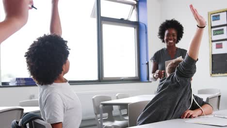 Mujer-alta-Tutor-pidiendo-alumnos-sentados-a-la-mesa-la-pregunta-a-los-que-levantan-sus-manos