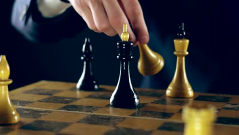 Mann-in-einem-Anzug-spielt-Schach