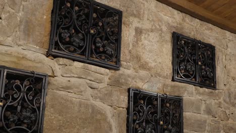 Almacenamiento-de-vino-añejo-en-la-pared-de-la-bodega-debajo-de-la-cerradura.