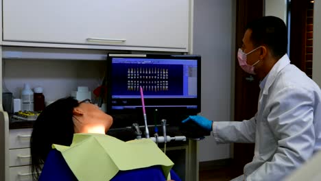 Dentista-hombre-interactuando-con-el-paciente-4k