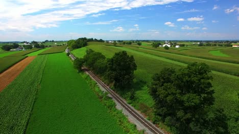 Tracks-von-Amish-Ackerland-zu-trainieren,-wie-gesehen-von-Drohne