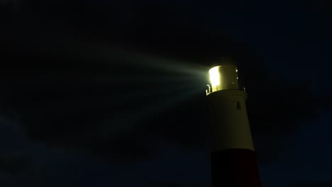 Zeitraffer-von-einem-Leuchtturm-in-der-Nacht