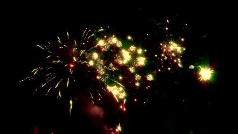 Hellen-Feuerwerk-auf-dem-Hintergrund-des-Sternenhimmels-auf-Vorabend-des-neuen-Jahres.-Geschlungen