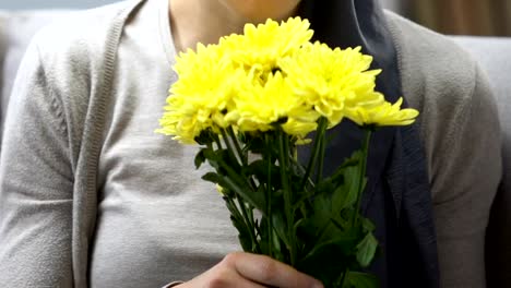 Glücklich-Krebs-Überlebenden-duftenden-Blumen,-hoffe,-fühlt-sich-besser-nach-einer-Chemotherapie,