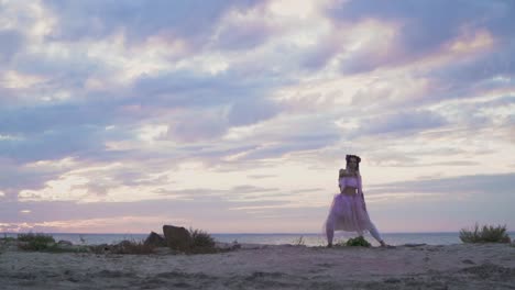 Mujer-linda-con-maquillaje-brillante-en-un-vestido-rosa-bailando-en-la-orilla-del-río.-El-baile-de-una-chica-sensual-con-un-peinado-maravilloso-con-flores.-Cámara-lenta.