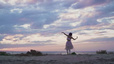 Hermosa-joven-con-maquillaje-brillante-en-un-vestido-rosa-de-baile-al-aire-libre.-La-danza-de-una-sensual-chica-dulce-con-un-peinado-de-flor.-Cámara-lenta.