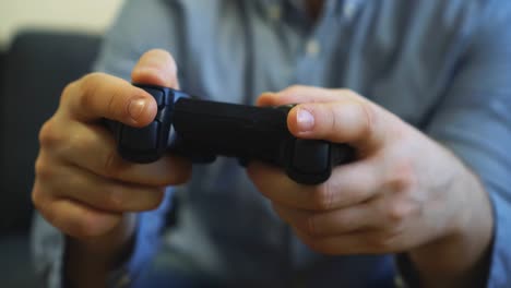 Mann-spielt-Shooter-Videospiel-im-Fernsehen.-Gamepad-Controller-in-den-Händen.