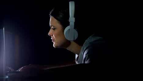 Verärgertes-Mädchen-in-Headset-Blick-auf-Laptop-Bildschirm,-Fehler-des-Programms,-Virus-Angriff