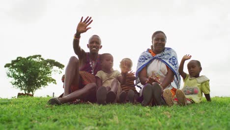 Familia-Maasai-agitando-las-manos