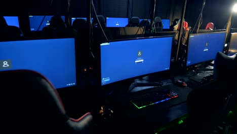 Gaming-Club-Interieur-mit-Computern-und-Sesseln