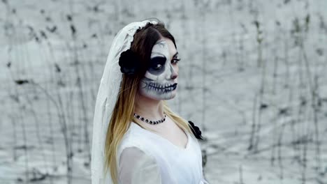 Das-Mädchen-mit-beängstigend-Make-up-für-Halloween-in-einem-weißen-Brautkleid.-zeitlupe.-Hd