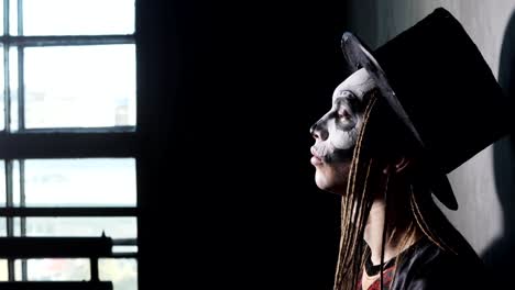Porträt-des-Mannes-in-Hexer-Kostüm-und-beängstigend-Make-up-für-Halloween,-Seitenansicht