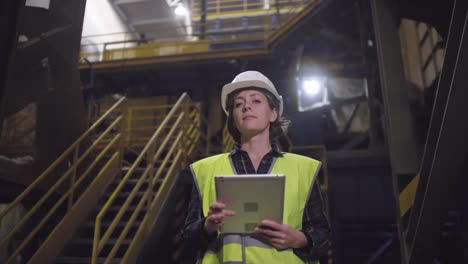 Ingeniera-femenina-caucásica-posando-en-la-planta-de-fabricación-de-lana-de-roca