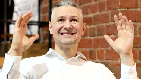 Portrait-of-Screaming-Upset-Middle-Age-Man-in-Office