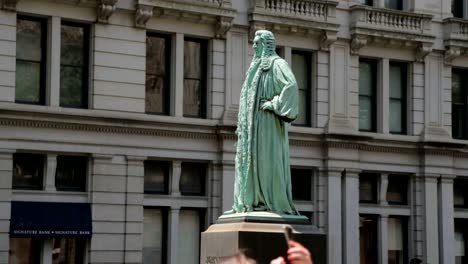 John-Watts-Statue-in-Manhattan-New-York-City,-a-side-view