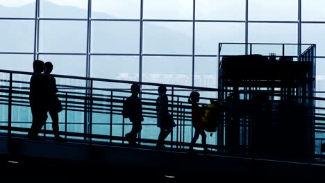 Siluetas-de-los-viajeros-en-el-aeropuerto.