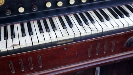 Beautiful-old-style-piano-in-restaurant-as-decoration