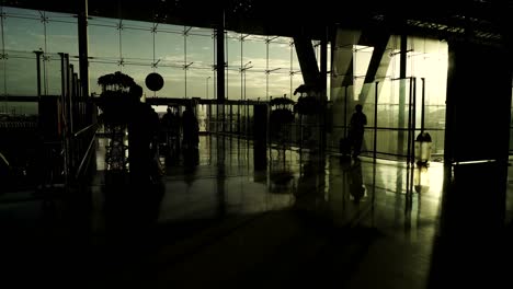 Silhouetten-der-Reisenden-im-Flughafen.-Grenzenlosen-Welt-Wirtschaft,-Kommunikation-und-Verbindung