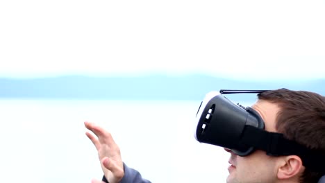 der-Mensch-nutzt-eine-virtual-Reality-Brille-gegen-den-Himmel-und-Landschaft