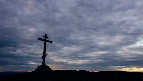 Orthodoxe-Kreuz-an-der-Spitze-des-Hügels-mit-bewegte-Wolken-im-Hintergrund-Timelapse