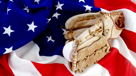 Baseball-und-Handschuhe-auf-eine-amerikanische-Flagge