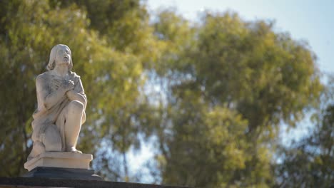 Statue-des-betroffenen-Menschen-beten-im-Grab-des-Friedhofs