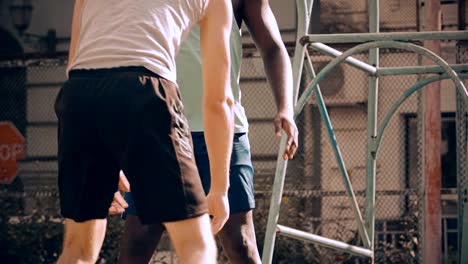 Gemischtrassig-Männer-spielen-Basketball,-die-aktiven-Erholung-nach-der-Arbeit,-Zeitlupe