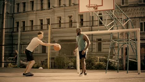 Weiße-und-schwarze-Männer-Basketball-spielen,-aktive-Freunde,-Spaß,-gute-Erinnerungen