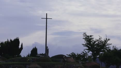 Das-Kreuz-und-die-Statue-der-Jungfrau-Maria-am-Friedhof-in-Asien