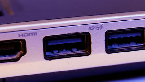 Closeup-de-HDMI-y-USB-puertos-en-un-ordenador-portátil