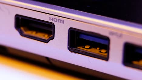 Closeup-de-HDMI-y-USB-puertos-en-un-ordenador-portátil