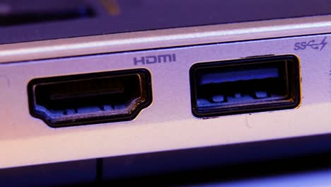 Closeup-de-HDMI-y-USB-puertos-en-un-ordenador-portátil