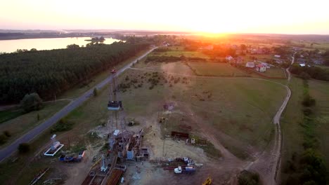 Antorchas-de-tiro-aéreo-de-gas-de-alta-presión-del-gas-bien-al-atardecer.