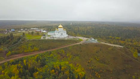 Aerial-View-von-Kirche-und-Wahrzeichen,-goldene-gelbe-Kuppeln-auf-outdoor-am-Herbst-Saison.-Clip.-Draufsicht-auf-Kirche-im-Herbst