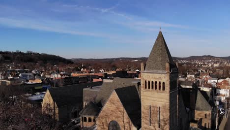 Tag-Winter-Antenne-der-Kirche-und-dem-Geschäftsviertel