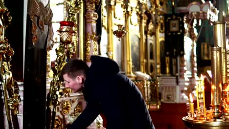 El-joven-se-inclina-y-besa-la-Cruz-en-la-iglesia-ortodoxa