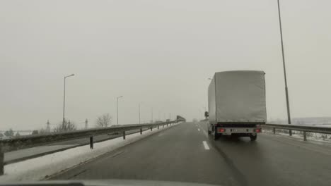 Winterwetter-unterwegs-Auto---Schnee-fallen