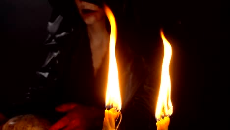 Mujer-durante-el-ritual-y-las-velas