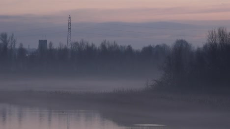 Lapso-de-tiempo-de-la-niebla-sobre-el-lago-4K