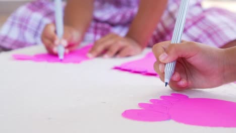 Manos-de-Close-up-kid-usando-los-rotuladores-de-color-sobre-papel,-cámara-lenta-rodada-en-50-fps