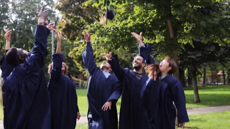 glückliche-Schüler,-die-werfende-Mörtel-bis-Bretter