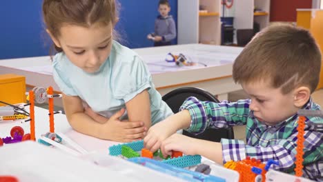 Kinder-Roboter-zu-schaffen,-in-der-Schule-ergeben-sich-Bildung.-Frühe-Entwicklung,-diy,-Innovation,-moderne-Technologie-Konzept.